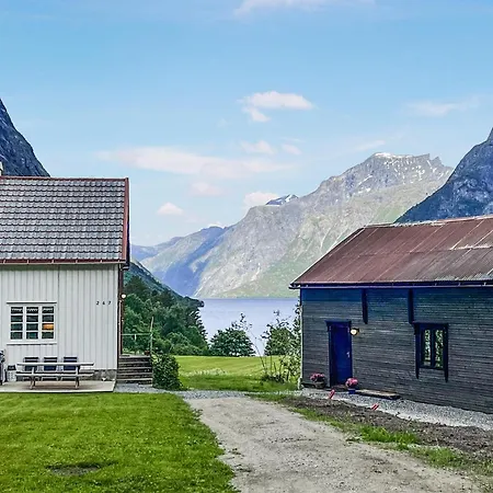 4 Bedroom Stunning Home In Eikesdal Hébergement de vacances